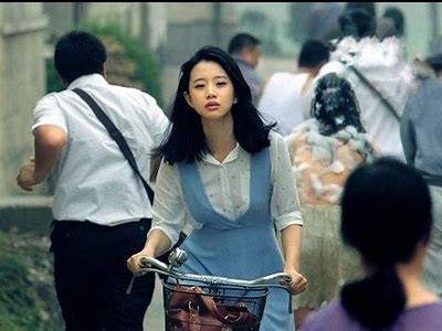 《二十岁》电影完整版在线免费播放，畅享青春岁月的感动与回忆。